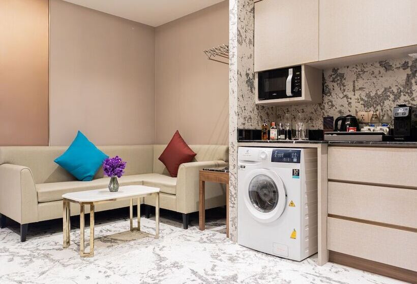 سوییت جونیور کلاب, Valia Hotel Bangkok