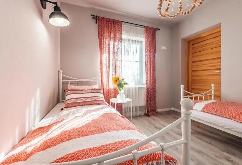 Perhehuone Vuoristonäkymä, Bystry Comfort