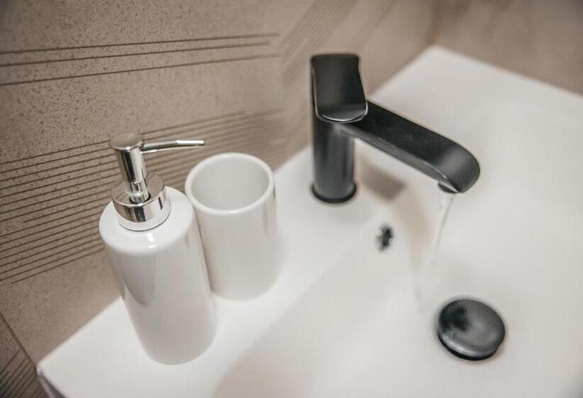 סטודיו דלוקס, Bystry Comfort