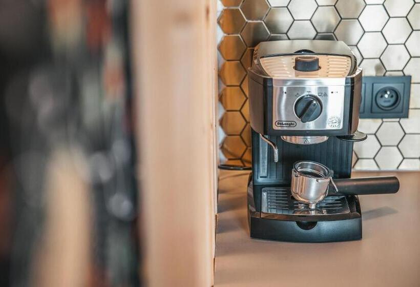 סטודיו דלוקס, Bystry Comfort