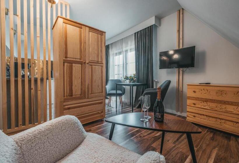 סטודיו דלוקס, Bystry Comfort