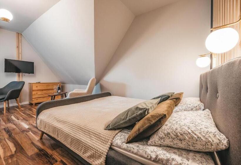 סטודיו דלוקס, Bystry Comfort