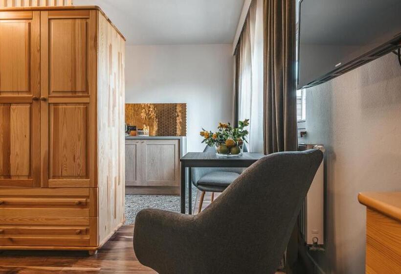 סטודיו דלוקס, Bystry Comfort