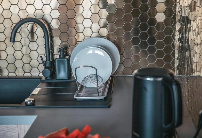 סטודיו דלוקס, Bystry Comfort