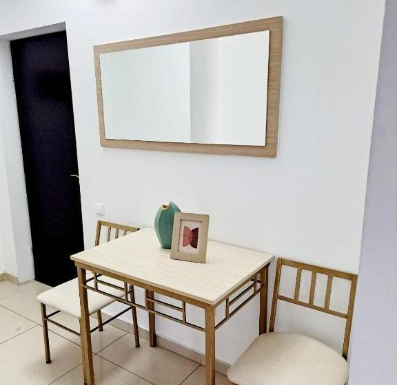 2 Sovrums Lägenhet, Veronica