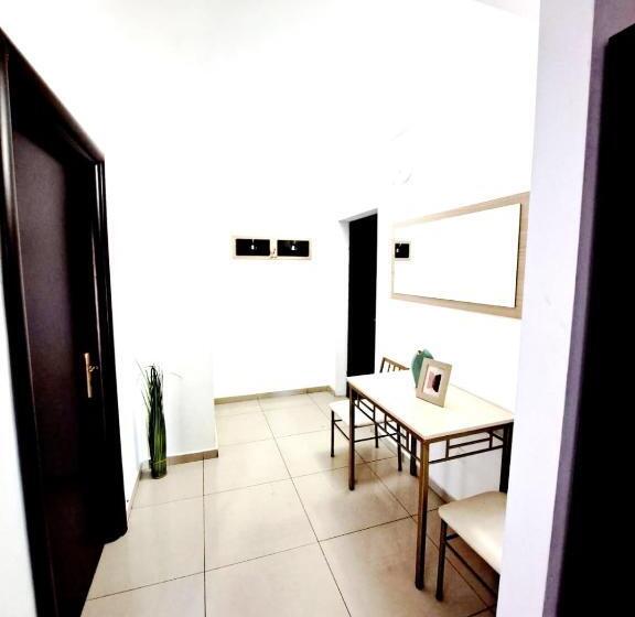 2 Sovrums Lägenhet, Veronica