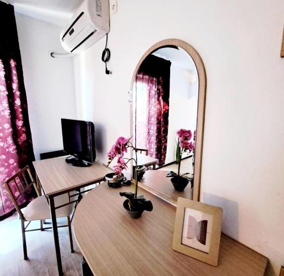 2 Sovrums Lägenhet, Veronica