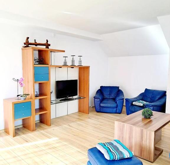 3 Sovrums Lägenhet, Veronica