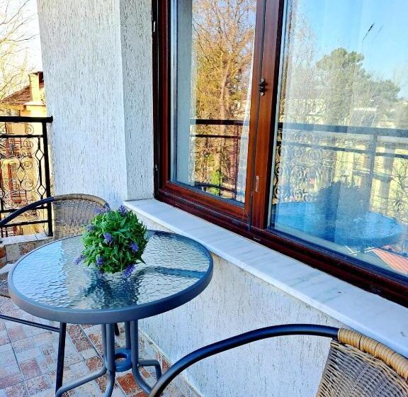 Standard Trippelrum, Veronica