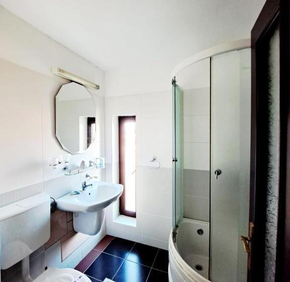 2 Sovrums Lägenhet, Veronica