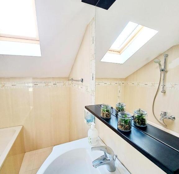 3 Sovrums Lägenhet, Veronica