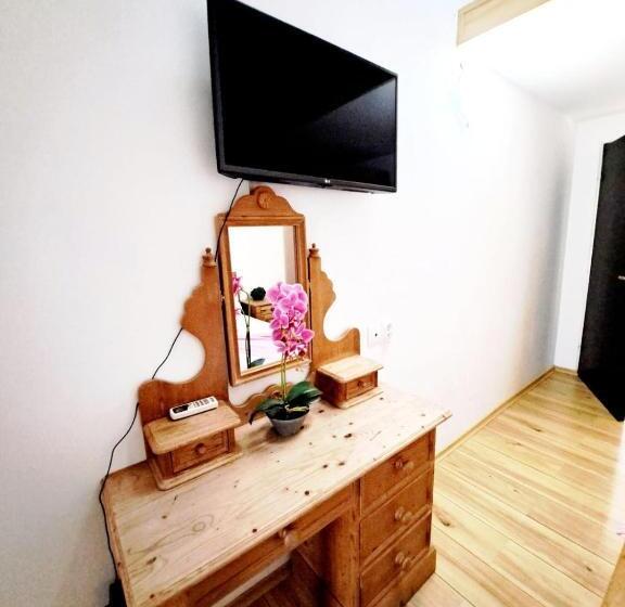 3 Sovrums Lägenhet, Veronica