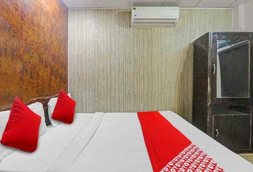 חדר קלאסי לשלושה, New Geetanjali