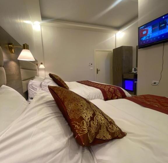 اتاق خانوادگی, Petra Oleander