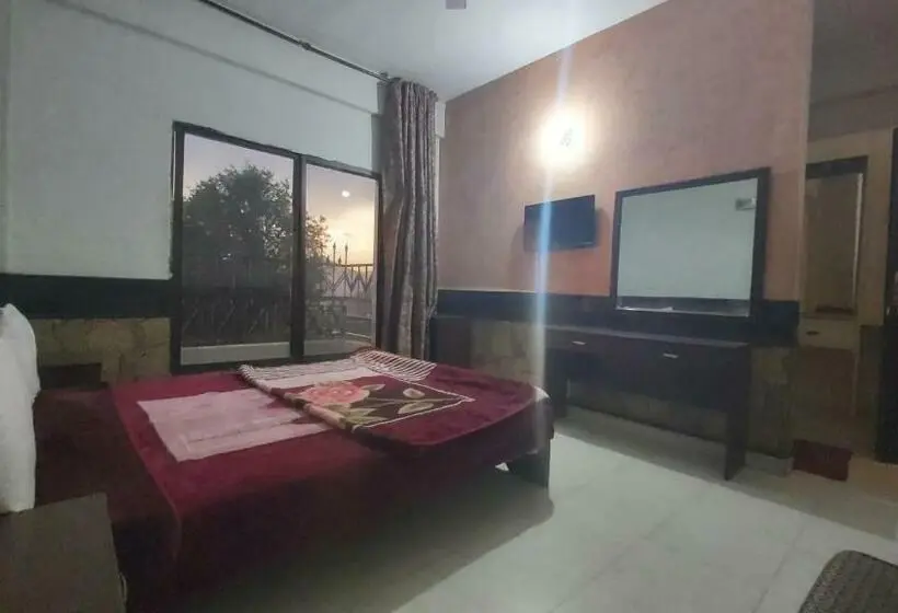 اتاق خانوادگی با چشم‌انداز کوه, Mount Heaven Hotel Murree