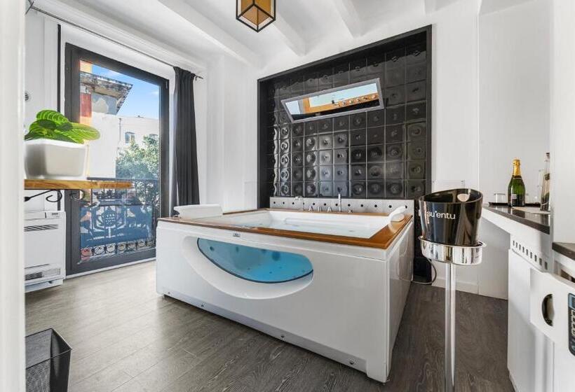Люкс Кровать Кинг, Ukiyo Suites And Rooms