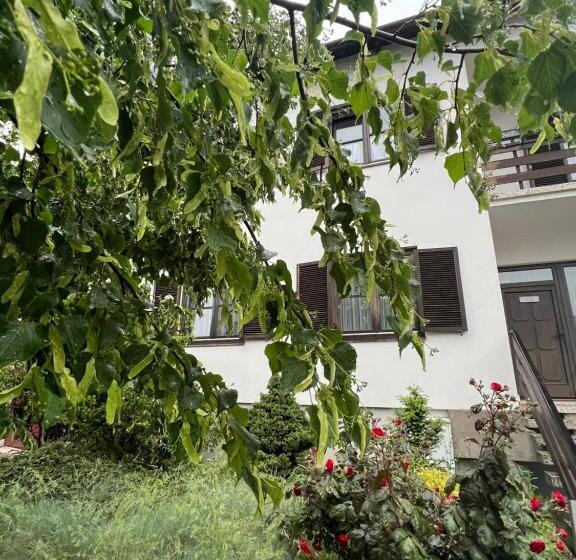 Дом 4 Спальни, Mediterranean Lake Escape House