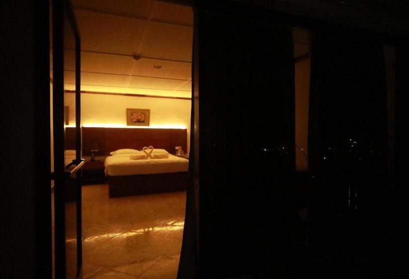 اتاق لوکس با بالکن و چشم‌انداز دریا, Bohol Plaza Mountain Resort And Restaurant