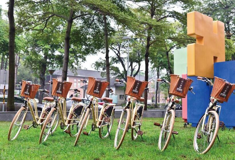 اتاق لوکس, Academy