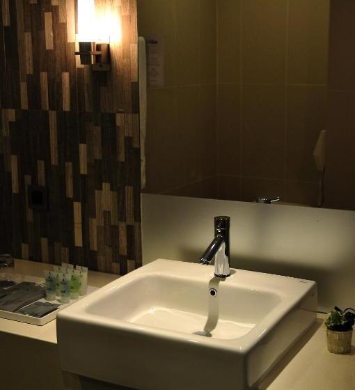 اتاق لوکس, Academy