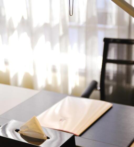 اتاق لوکس, Academy