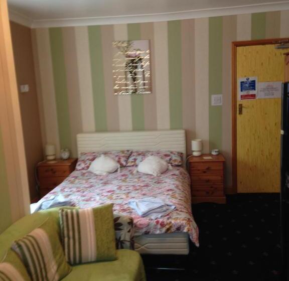 חדר משפחתי, Copperfields Guest House