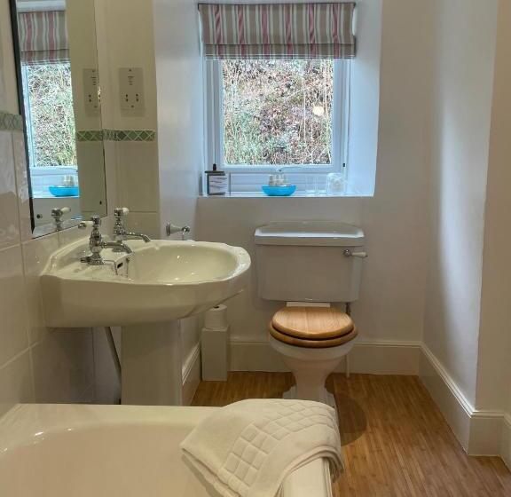 חדר קלאסי, Edgcott House