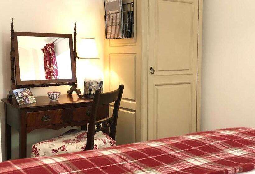 חדר קלאסי, Edgcott House