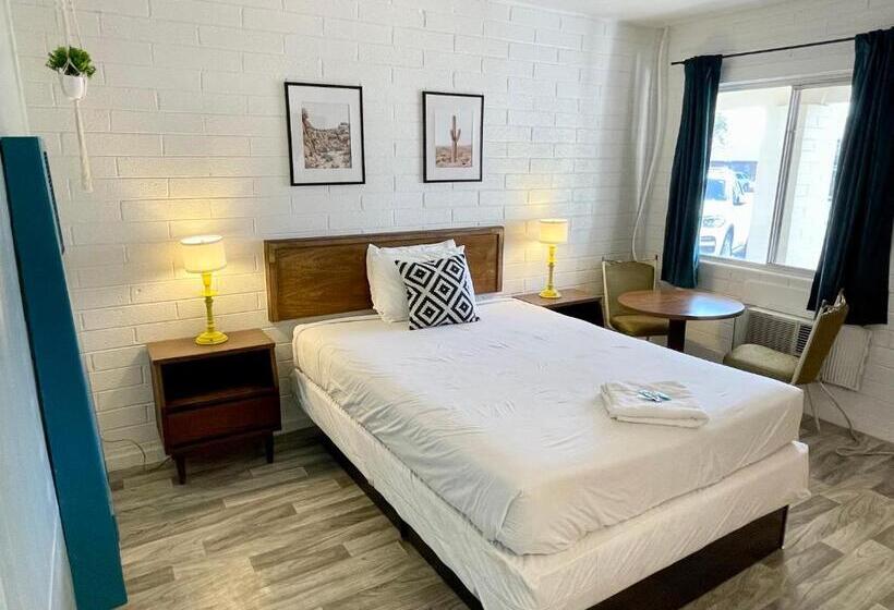 غرفة قياسية, The Postcard Motel