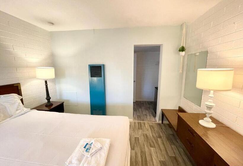 带大床的标准间, The Postcard Motel