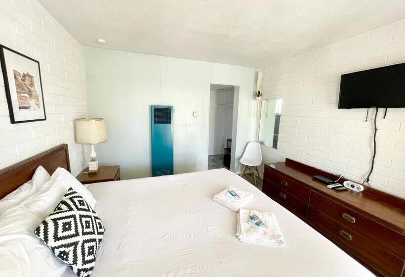 带大床的标准间, The Postcard Motel