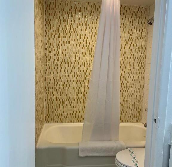 带大床的标准间, The Postcard Motel