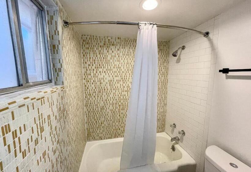 带大床的标准间, The Postcard Motel