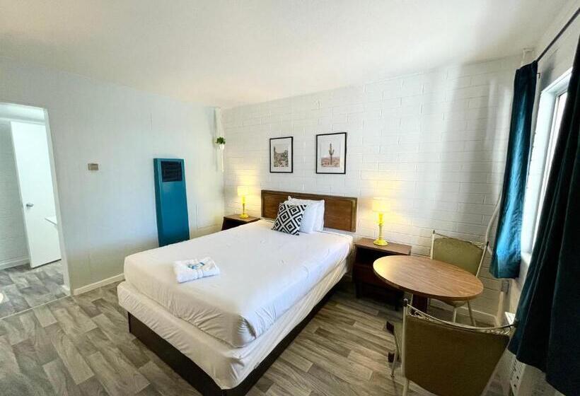 غرفة قياسية, The Postcard Motel