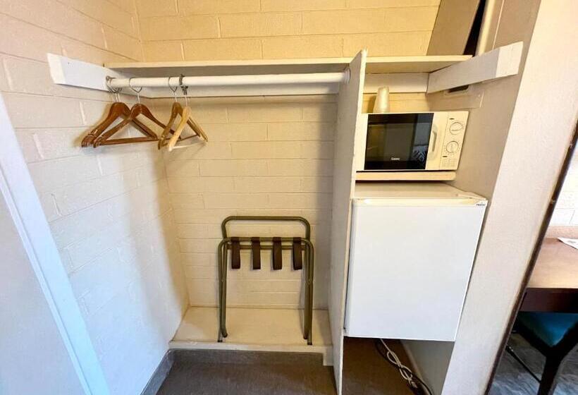 スタンダードルーム, The Postcard Motel