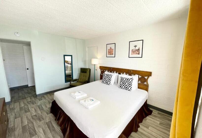 带大床的标准间, The Postcard Motel