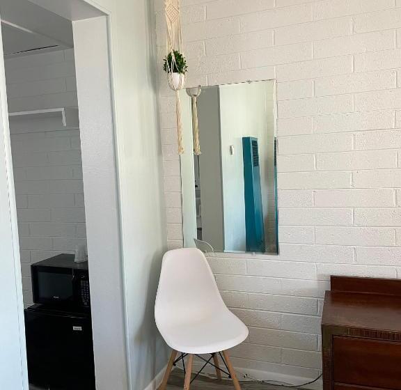 غرفة قياسية سرير كينج, The Postcard Motel