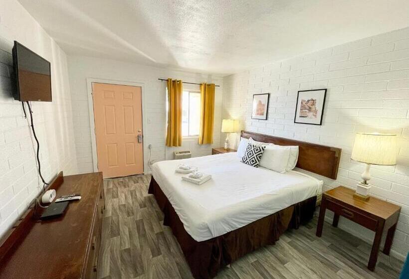 带大床的标准间, The Postcard Motel