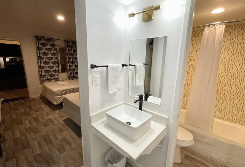 غرفة قياسية, The Postcard Motel