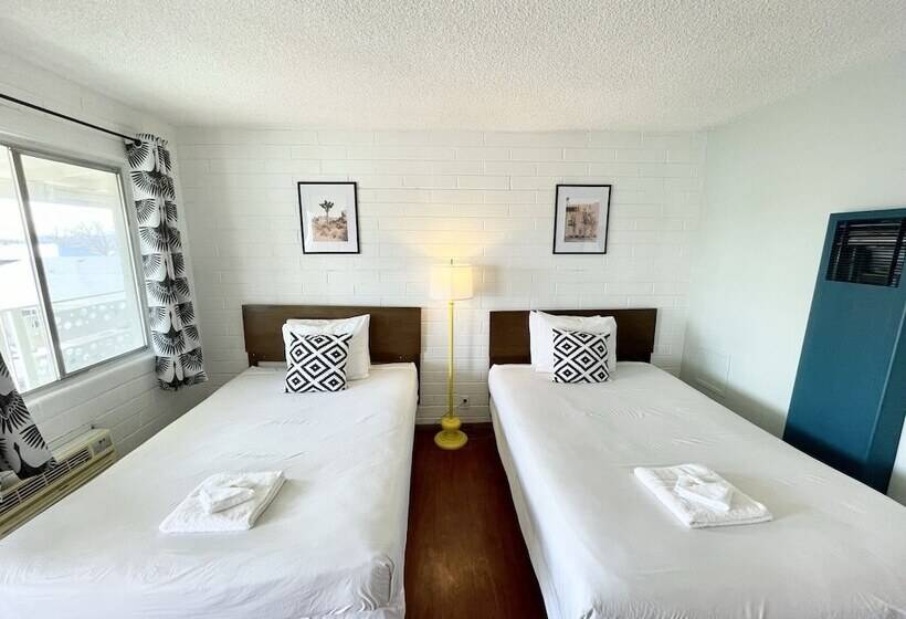 غرفة قياسية, The Postcard Motel