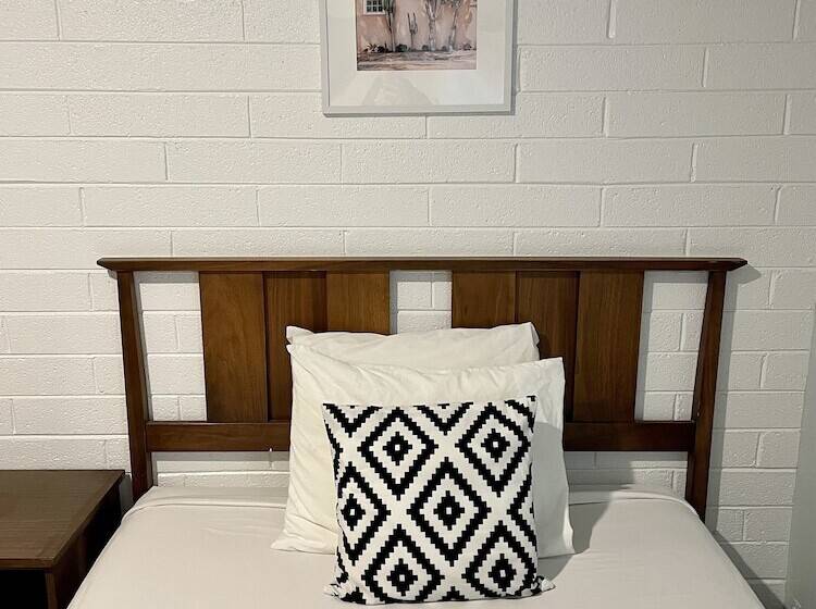 スタンダードルーム, The Postcard Motel