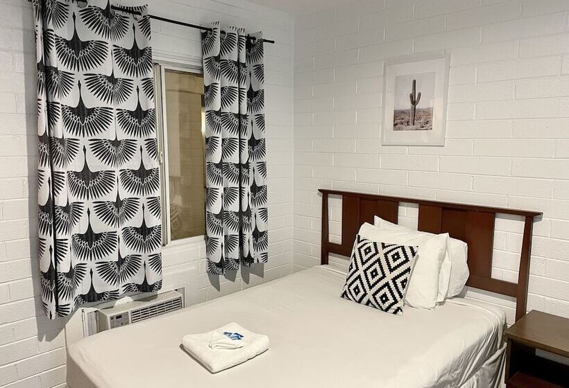 غرفة قياسية, The Postcard Motel