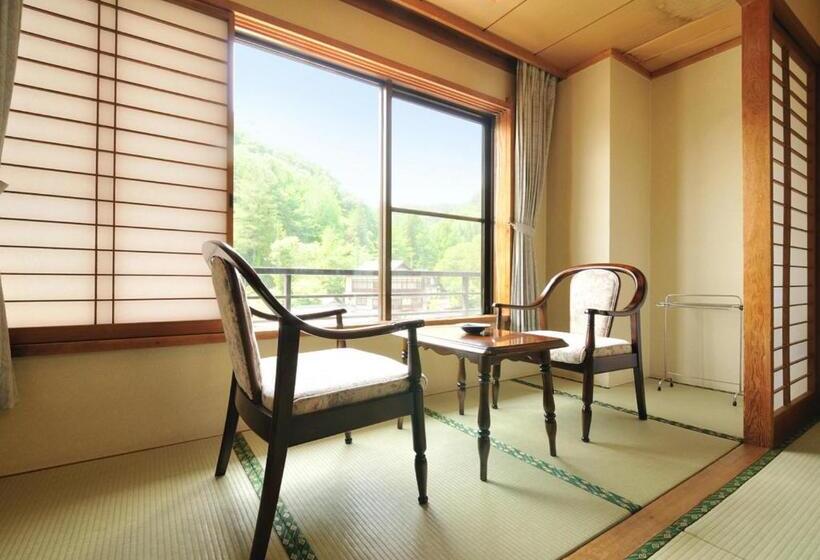 غرفة قياسية رباعية, Uematsuya