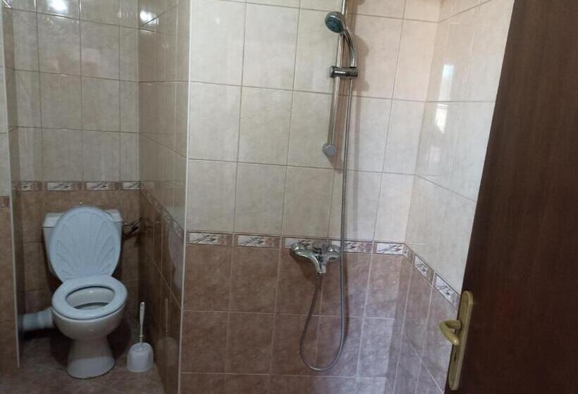 Quarto Quádruplo Estandar, Petar Guest House