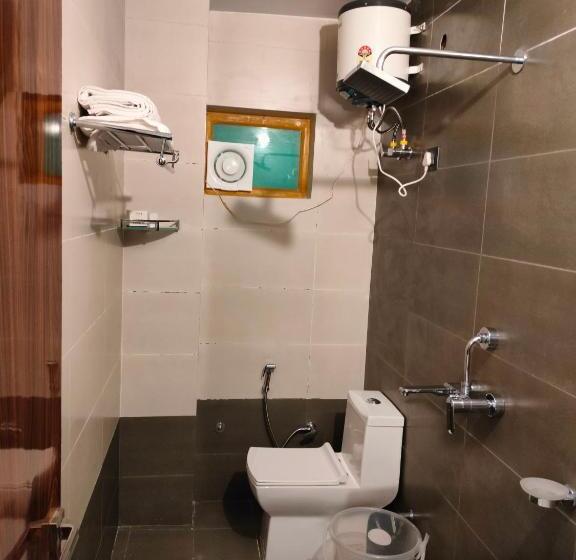 جناح, The White Mountaina