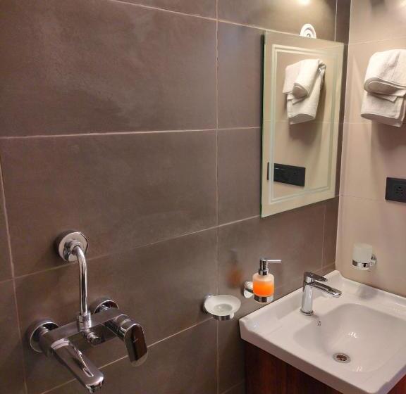 جناح, The White Mountaina