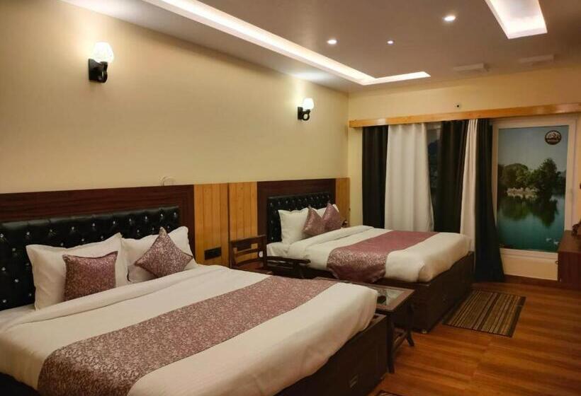 غرفة عائلية, The White Mountaina