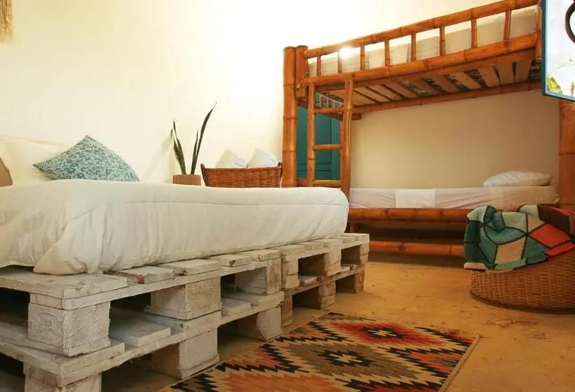 Standard Neljän Hengen Huone, Hostal Mostaza