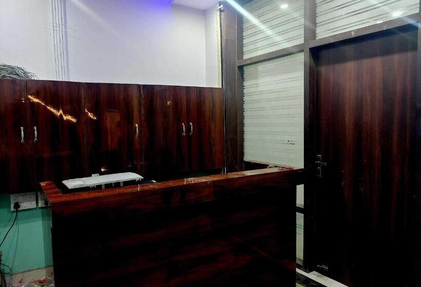 豪华三人间, Oyo 70355  Shaurya