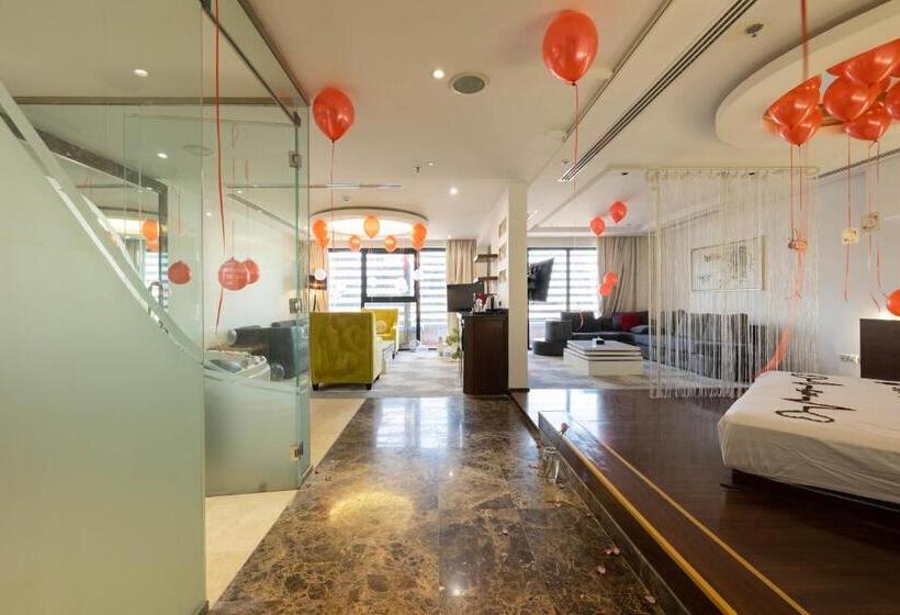 سوئیت با تخت بزرگ, Mira Business